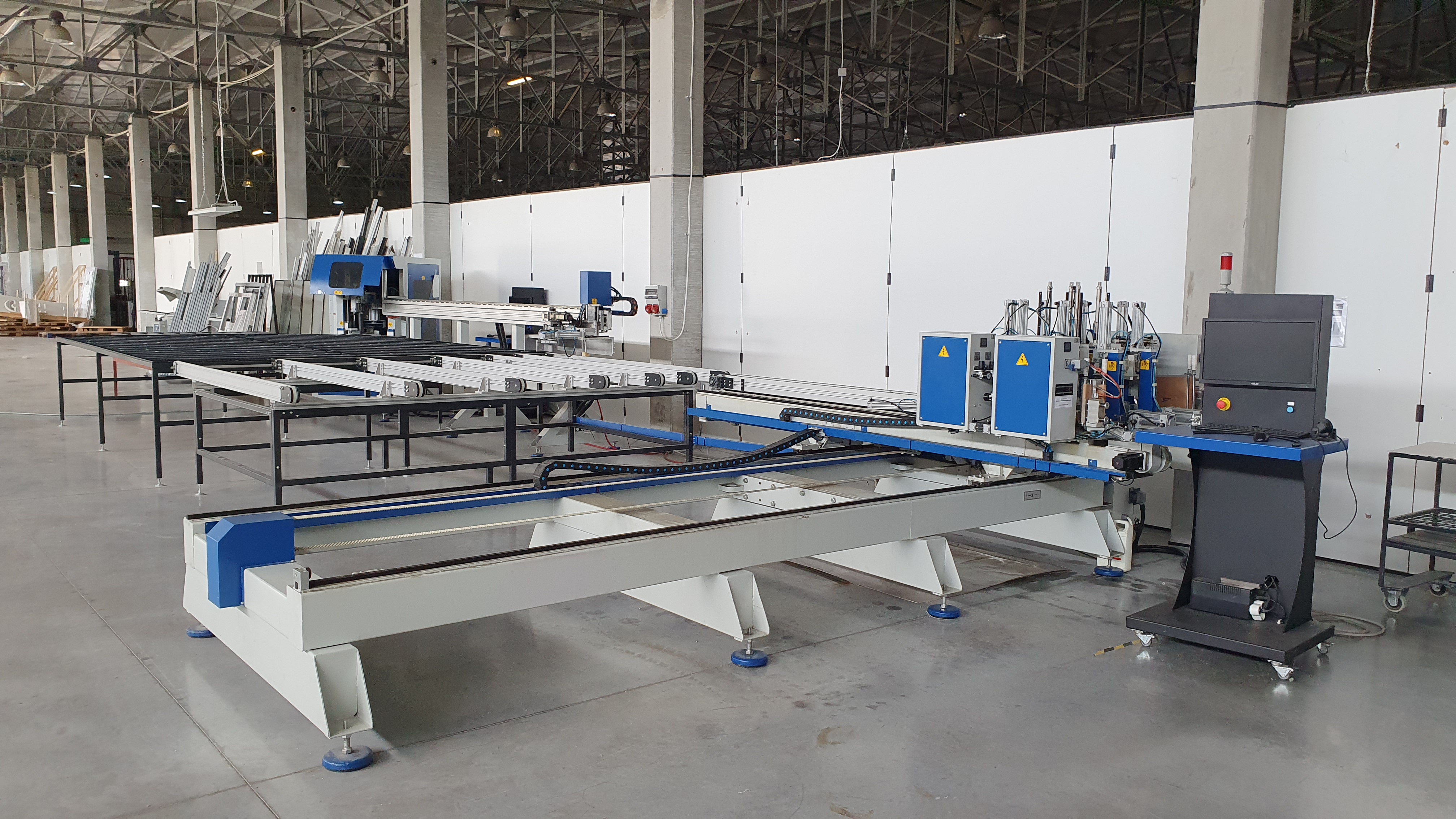 TURBOWELD 400 - Ligne de soudage à quatre têtes d'angle et de nettoyage d'angle CNC - Direction DROITE