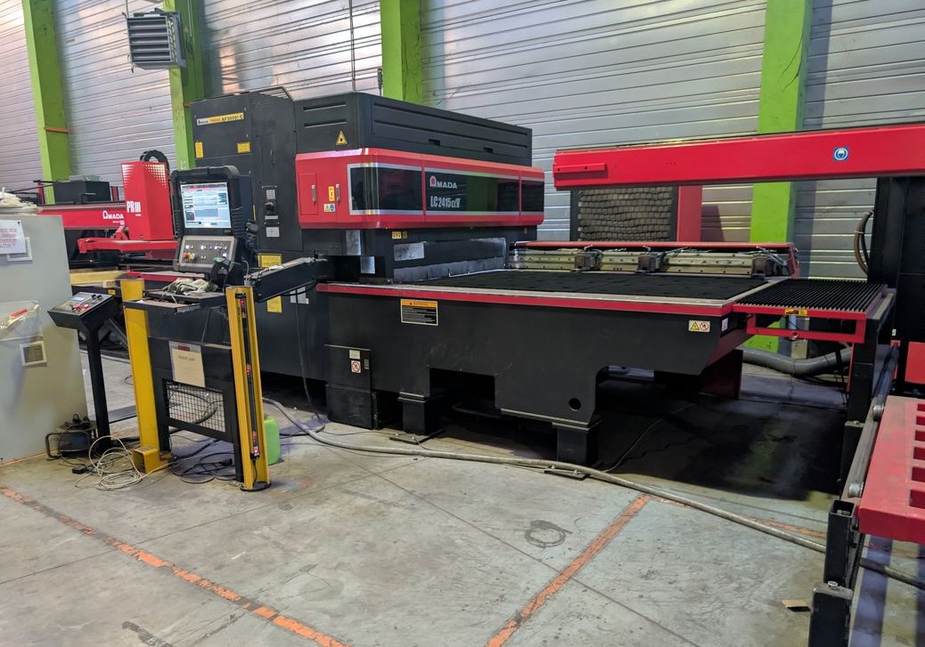 Laser AMADA LC2415 Alpha 5 – 3.5 kW – Année 2017 – Chargement/Déchargement automatique – Tables brosses – Faibles heures Faible nombre d'heures