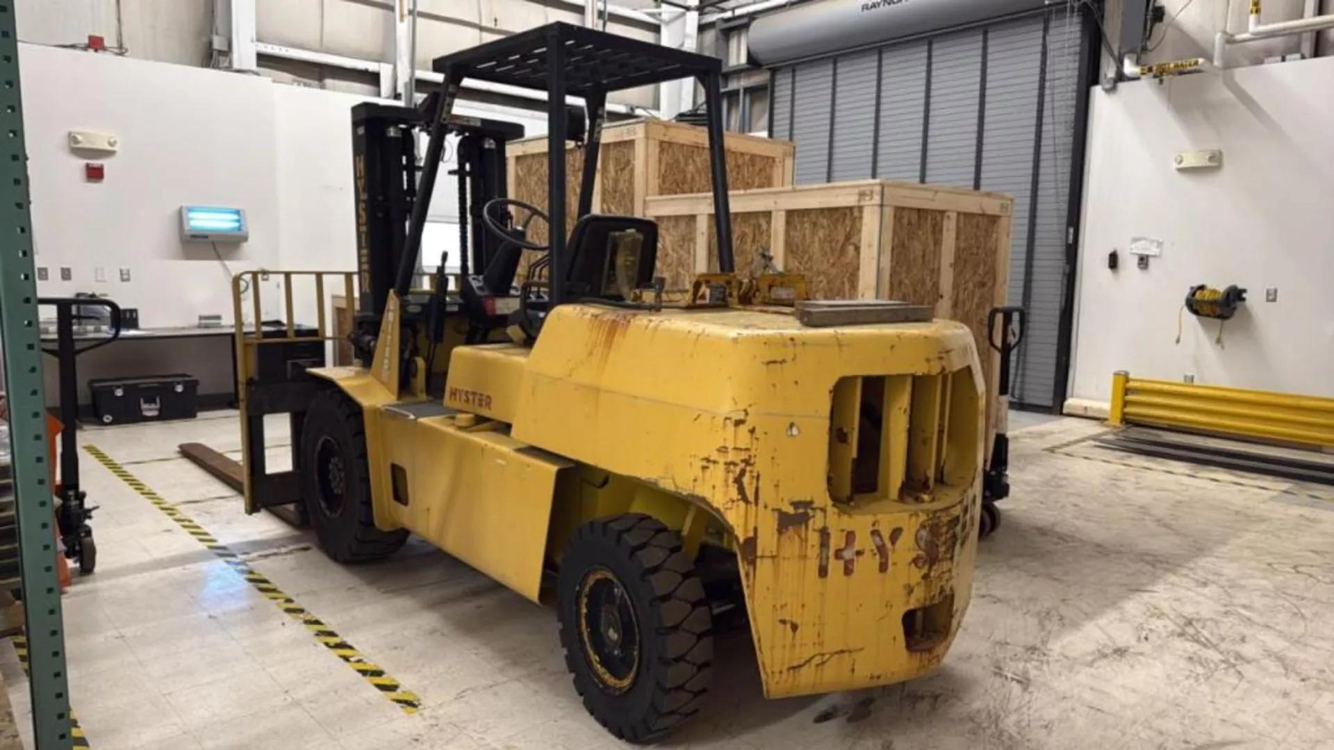 Chariot élévateur HYSTER H110XL 11 000 livres avec fourches de 8'.