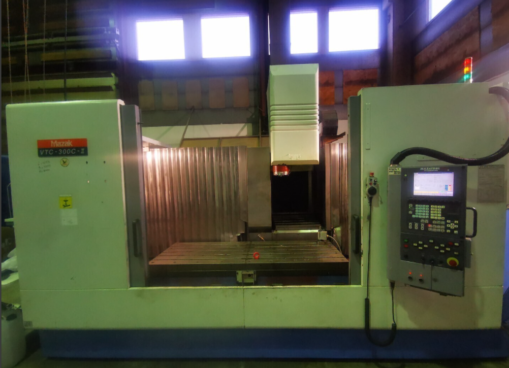 Centre d'usinage vertical Mazak VTC-300C Bonne affaire