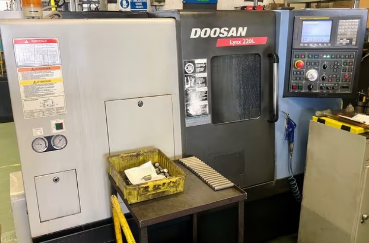 Tour cnc avec outils fixes DOOSAN LYNX 220 LC d'occasion