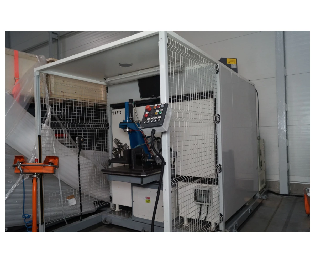 Une cellule avec un robot de soudage TIG OTC NH52-NEFC