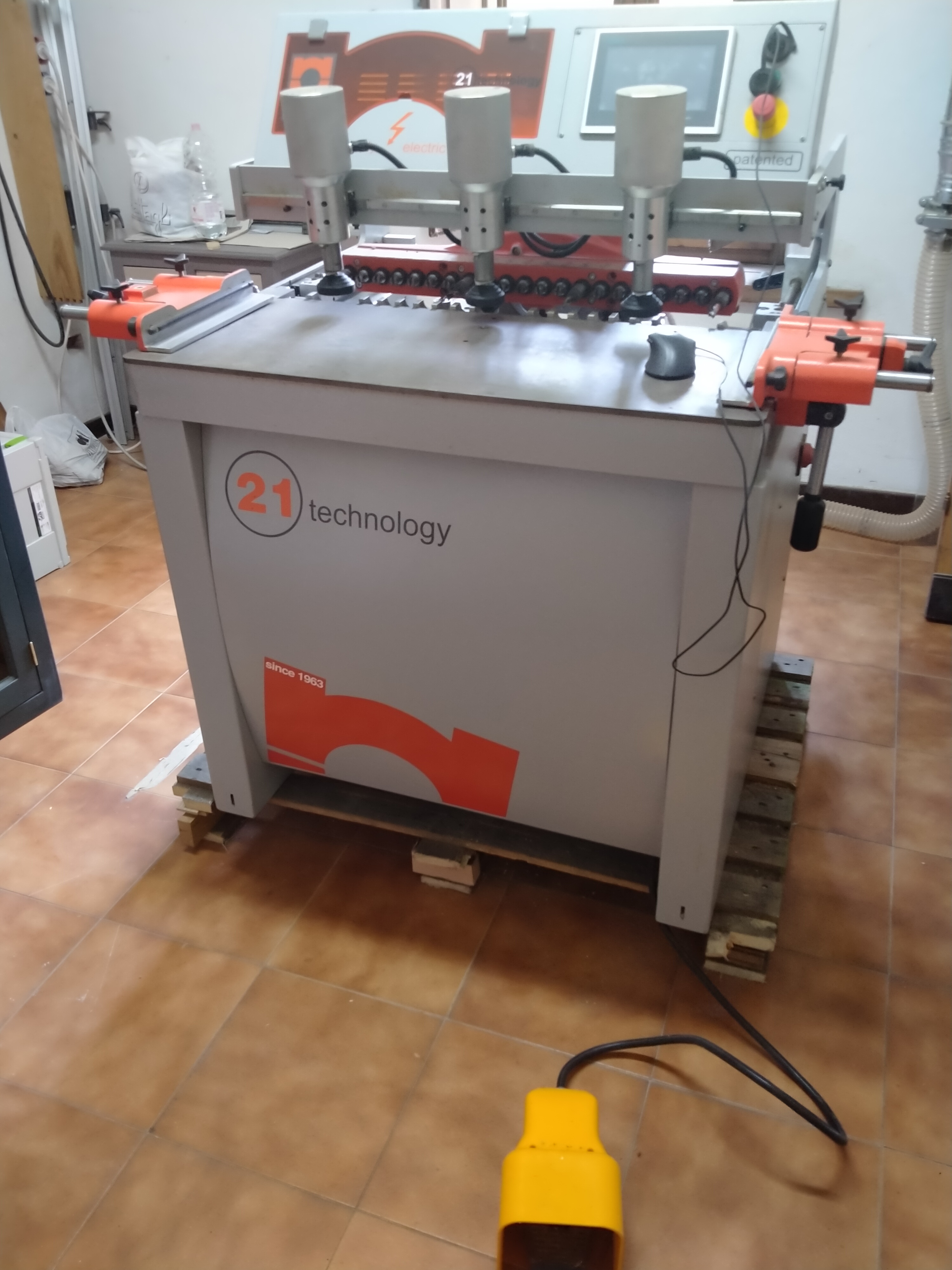 Machine de perçage et d’insertion de tourillons MAGGI 21 TECHNOLOGY Faible nombre d'heures
