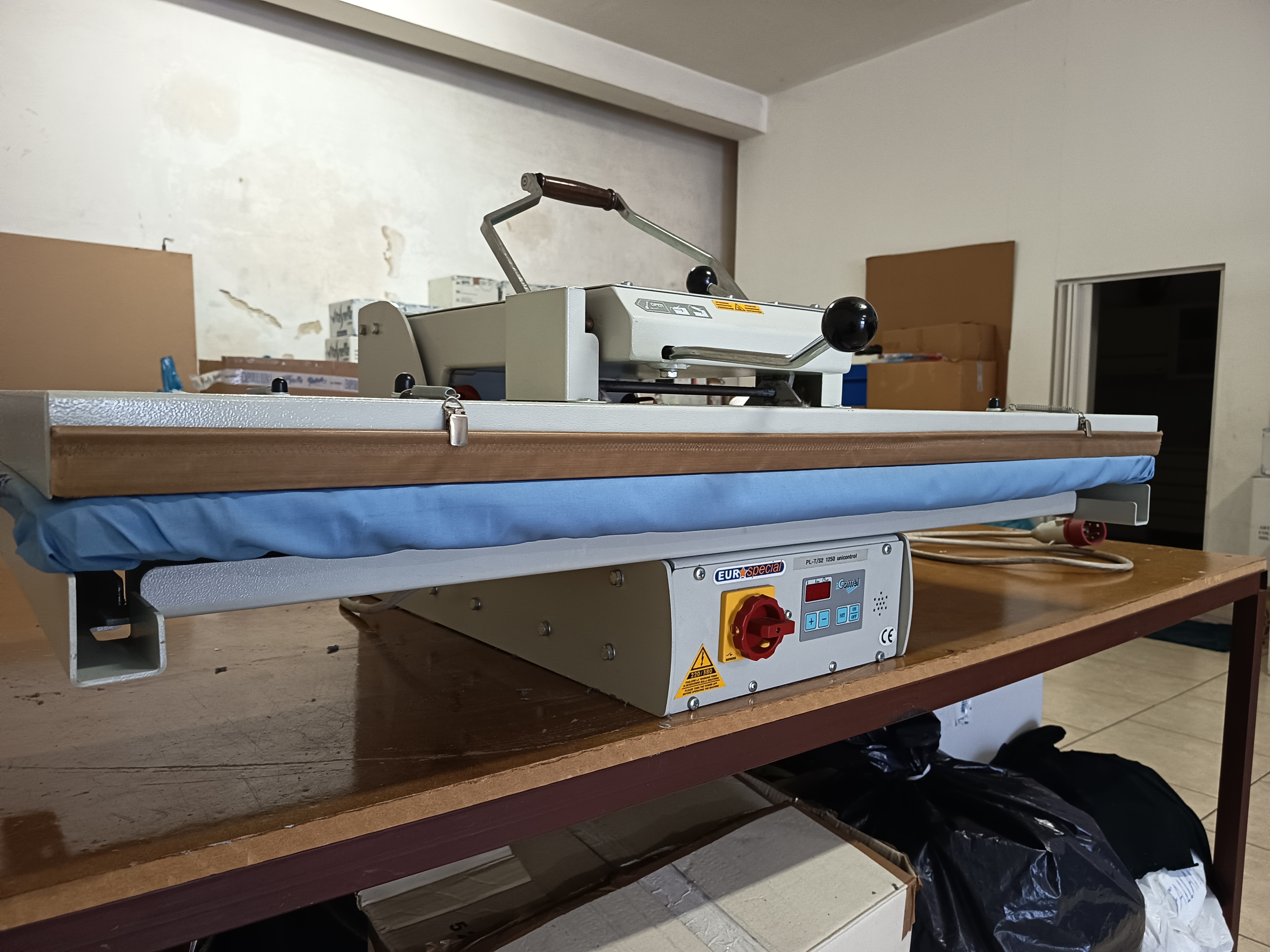 Machine de post-impression Comel 1250 Faible nombre d'heures
