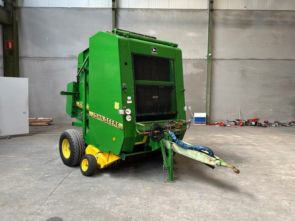 Machine agricole John Deere 590
