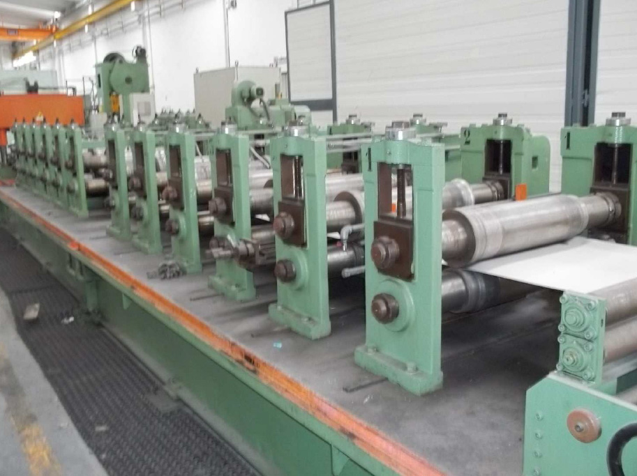 Ligne complète pour la production de barrières acoustiques pour routes et voies ferrées.
