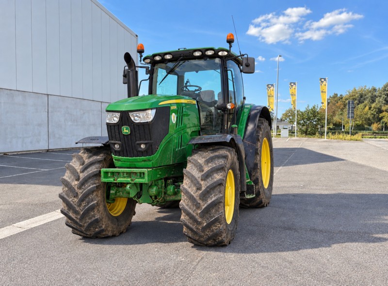 Machine agricole John Deere 6215R