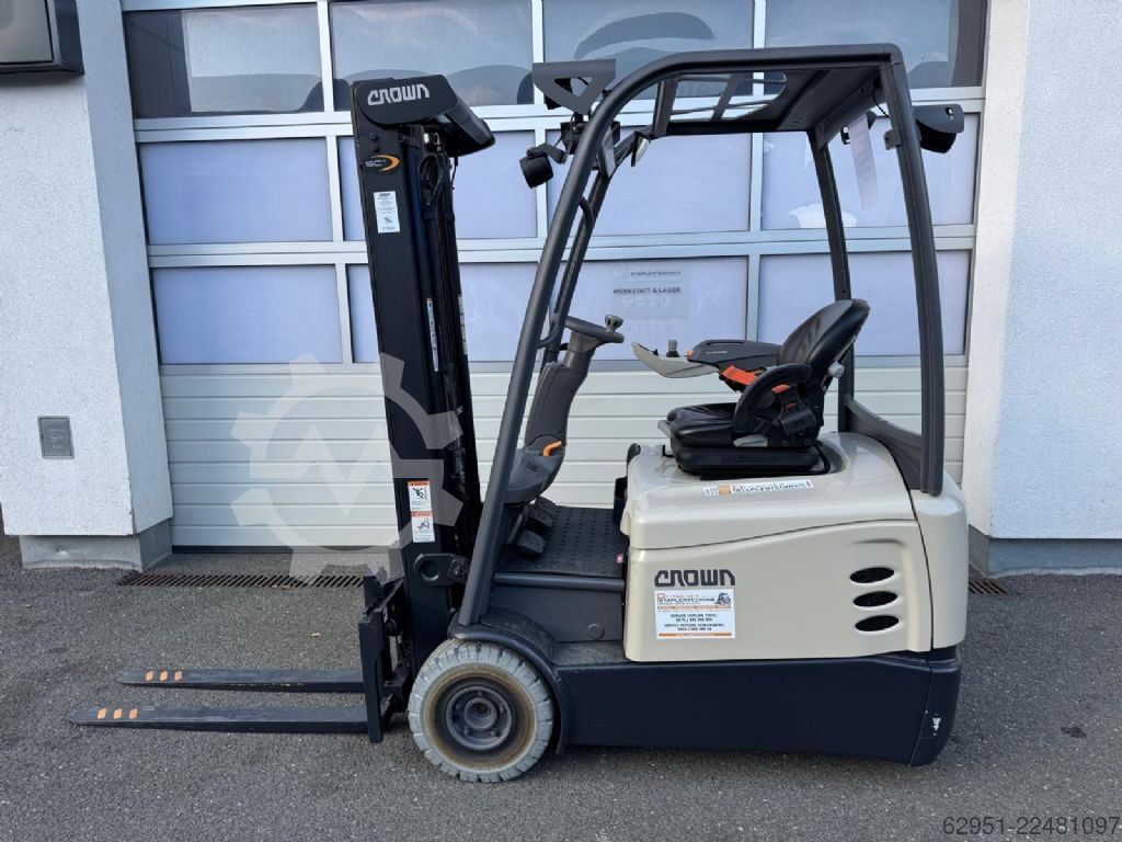 Electric 3-wheel forklift Crown SCT6220 - 1.6 TF3275