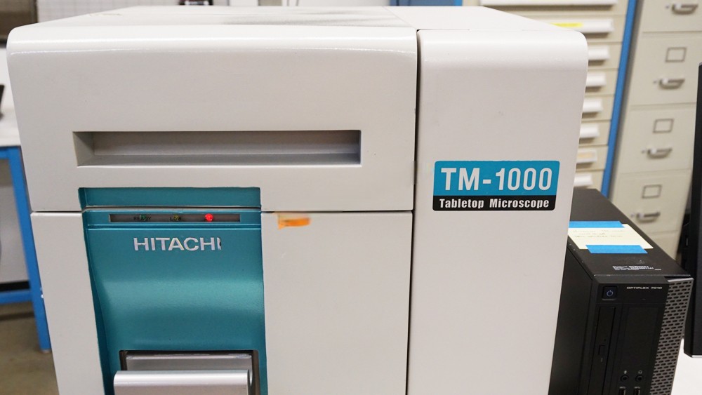 Hitachi TM1000 Desktop SEM avec plateau manuel
