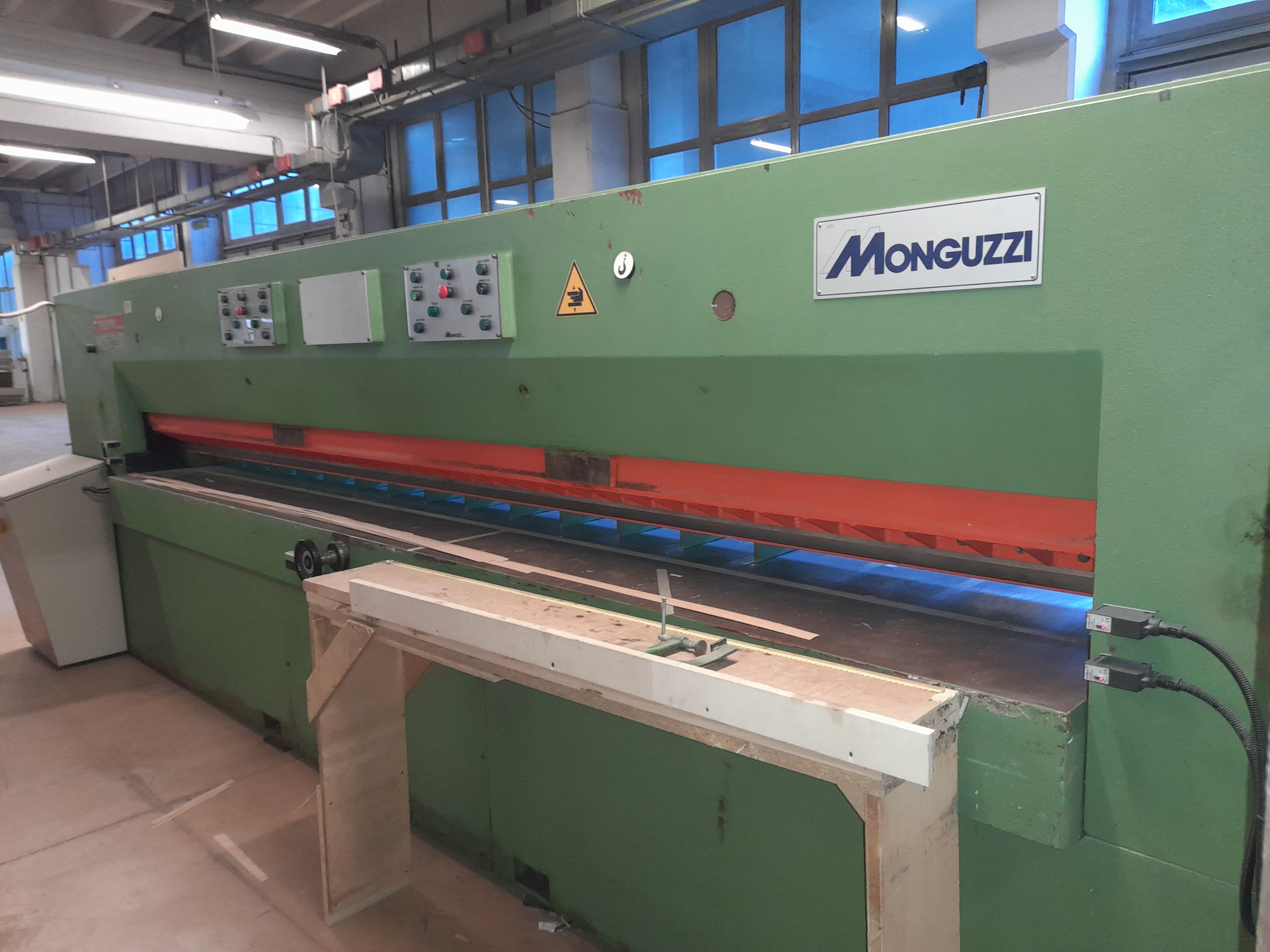 TL 4300 Guillotine hydraulique Monguzzi pour placage