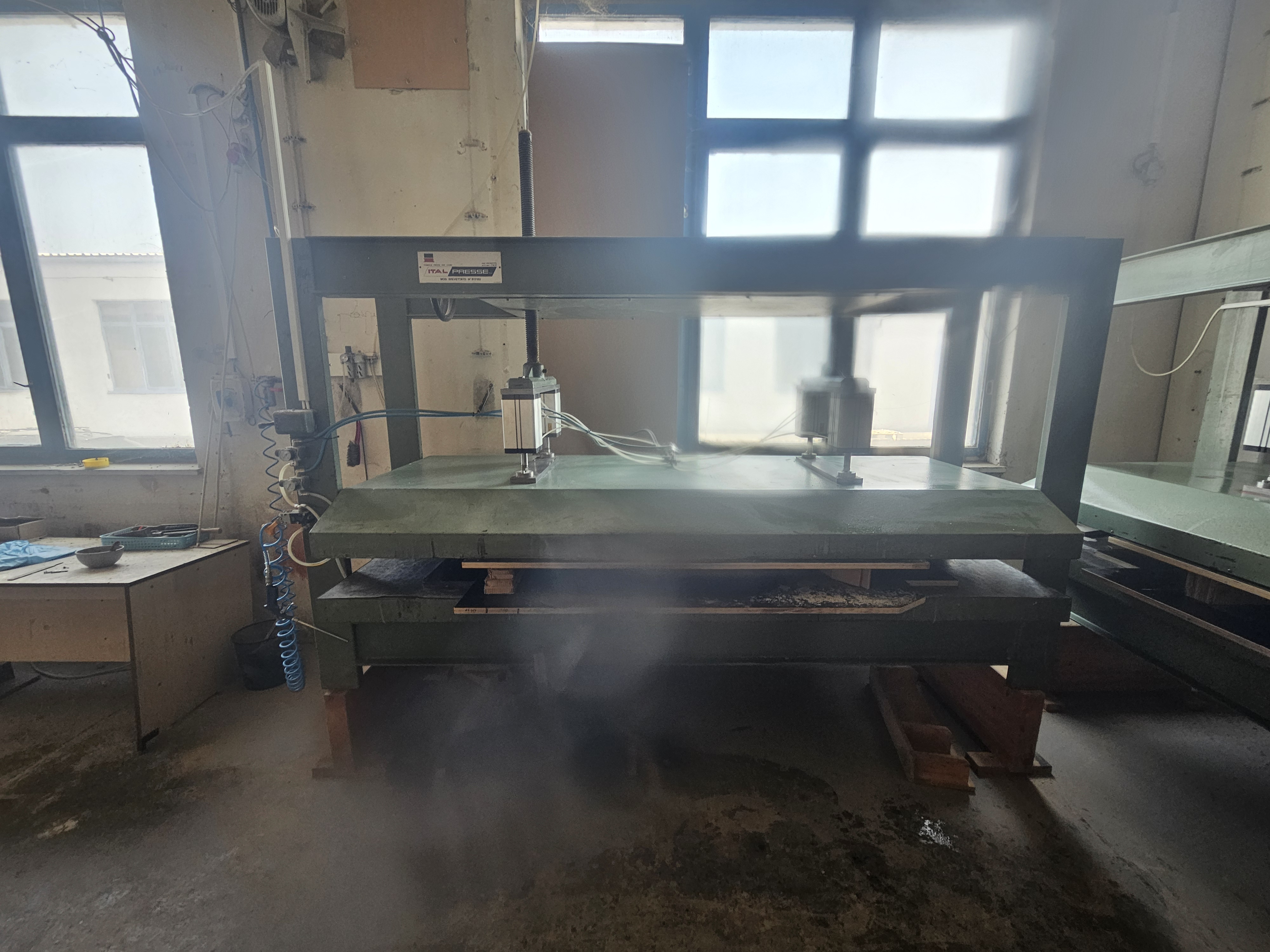 Presse à bois ITALPRESSE 2 500 × 1 200 mm