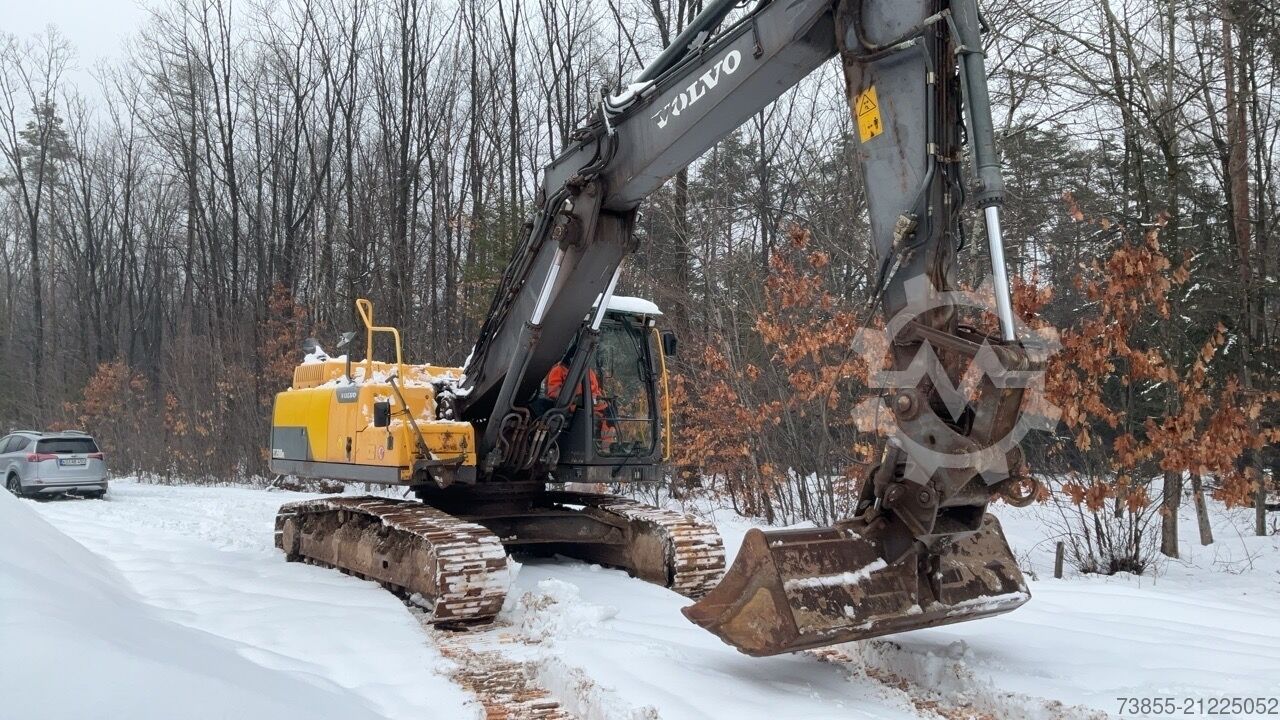 Tracked Excavator Volvo EC250DNL with 3 excavator buckets