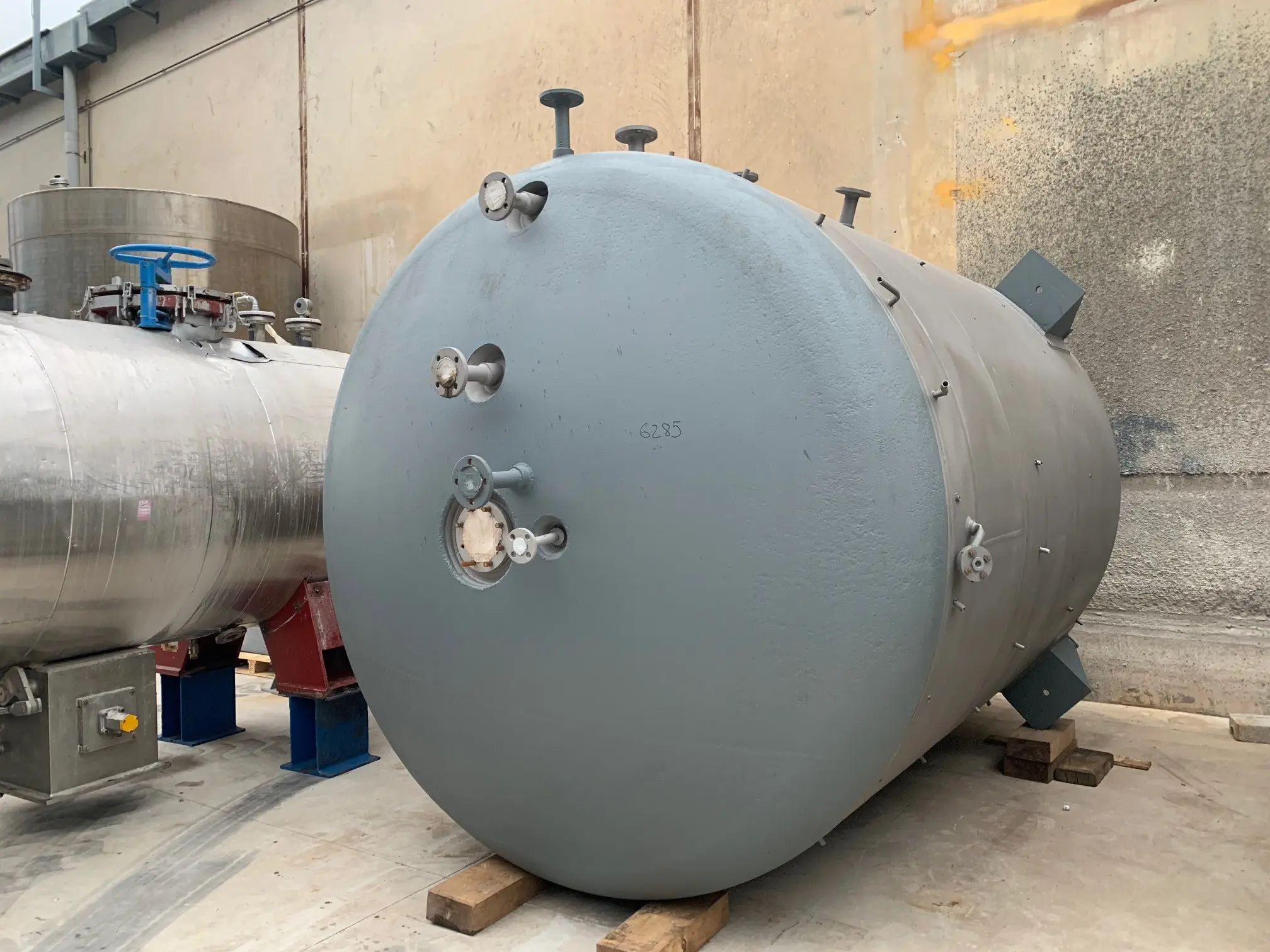 CUVE EN ACIER INOXYDABLE 16 000 LITRES AVEC SERPENTIN ET MANCHON D'OCCASION