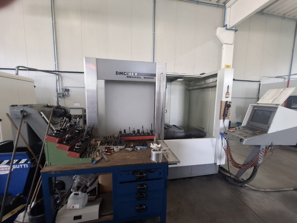 Centre d'usinage vertical DECKEL MAHO DMC 103V d'occasion