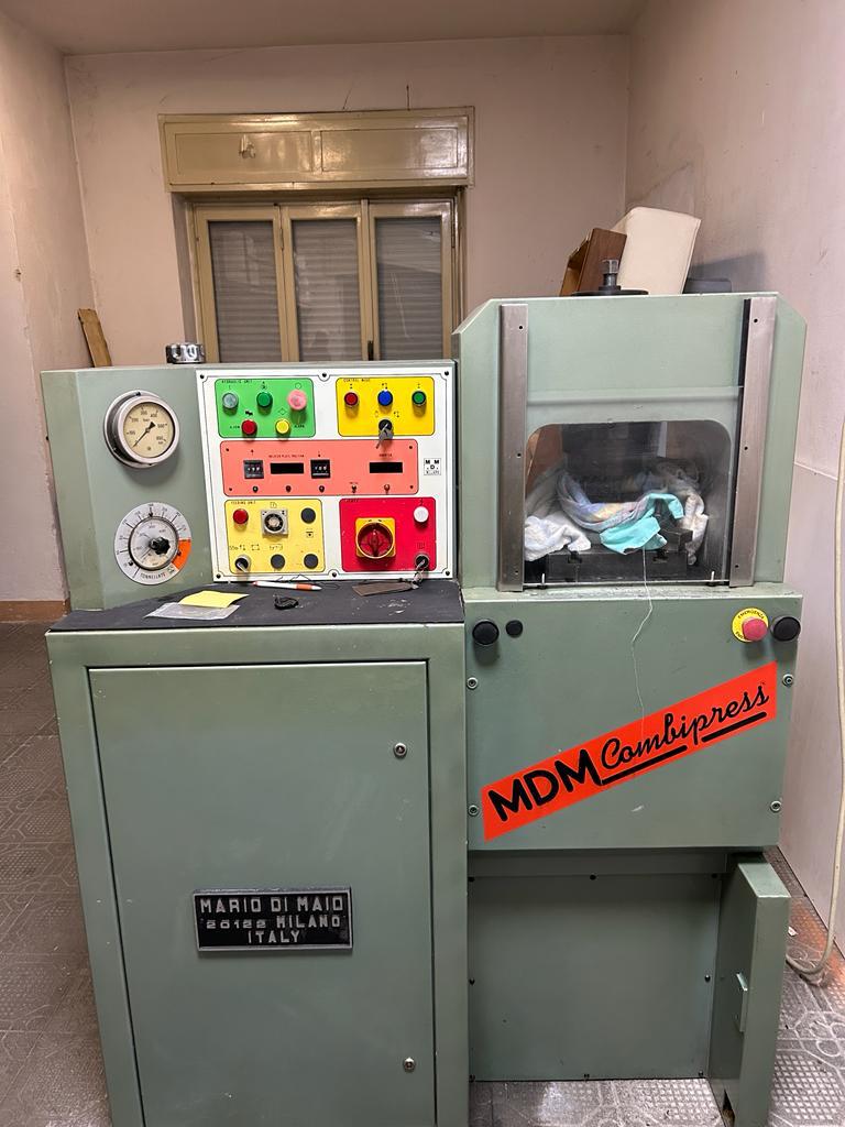 Mario di Maio - Milan Presse hydraulique à matrice MDM Combipress - Modèle Combi 300 tonnes