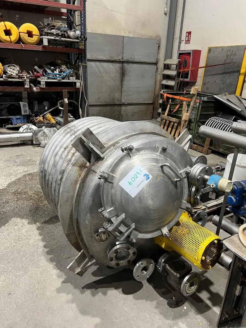 RÉACTEUR EN ACIER INOXYDABLE DE 900 LITRES AVEC DEMI-COQUILLE D'OCCASION