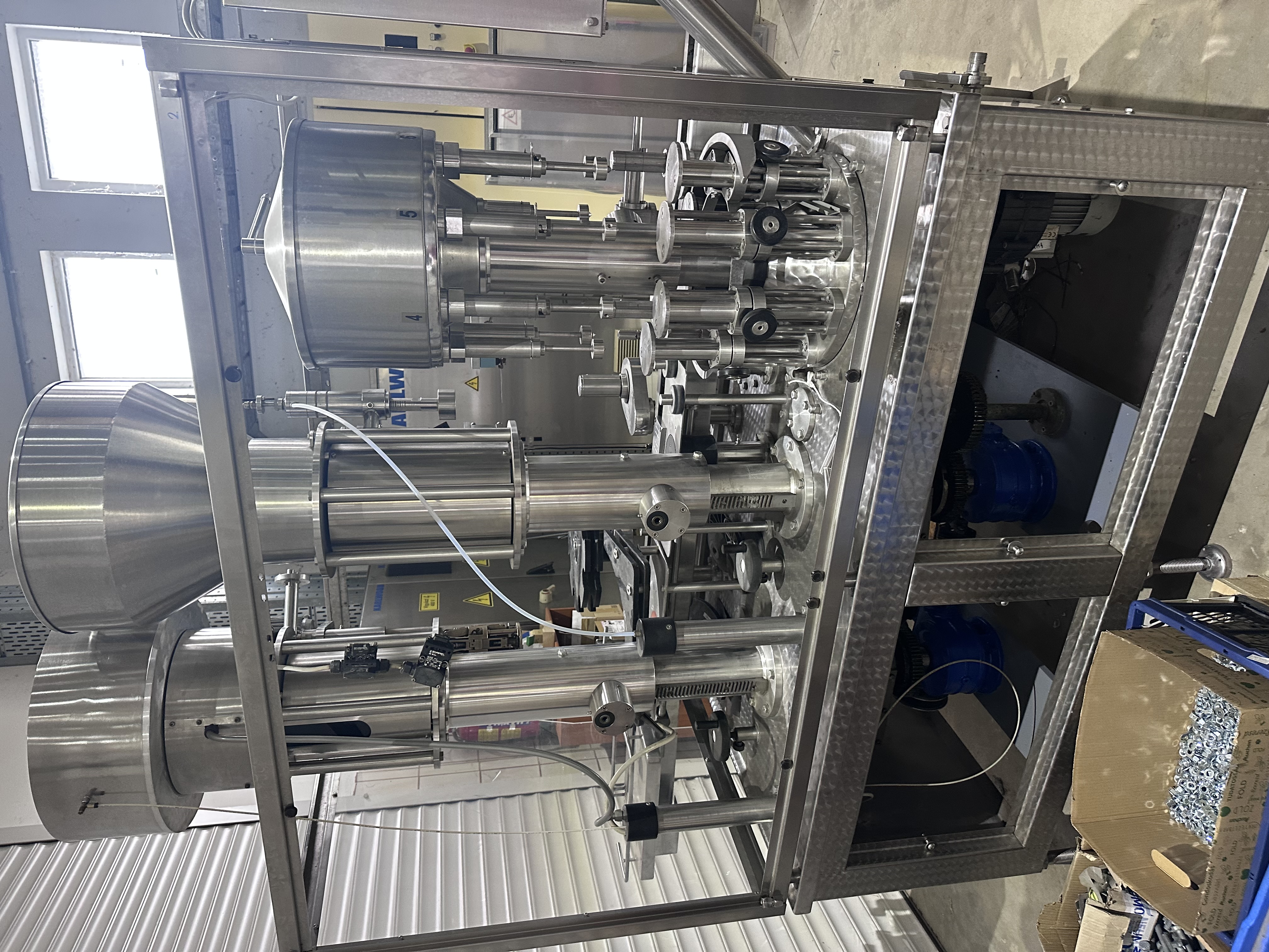 Remplisseuse et capsuleuse automatique de bouteilles
