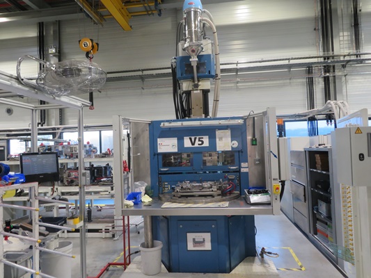 Presse à injecter ARBURG 1200T-1000-400 Faible nombre d'heures