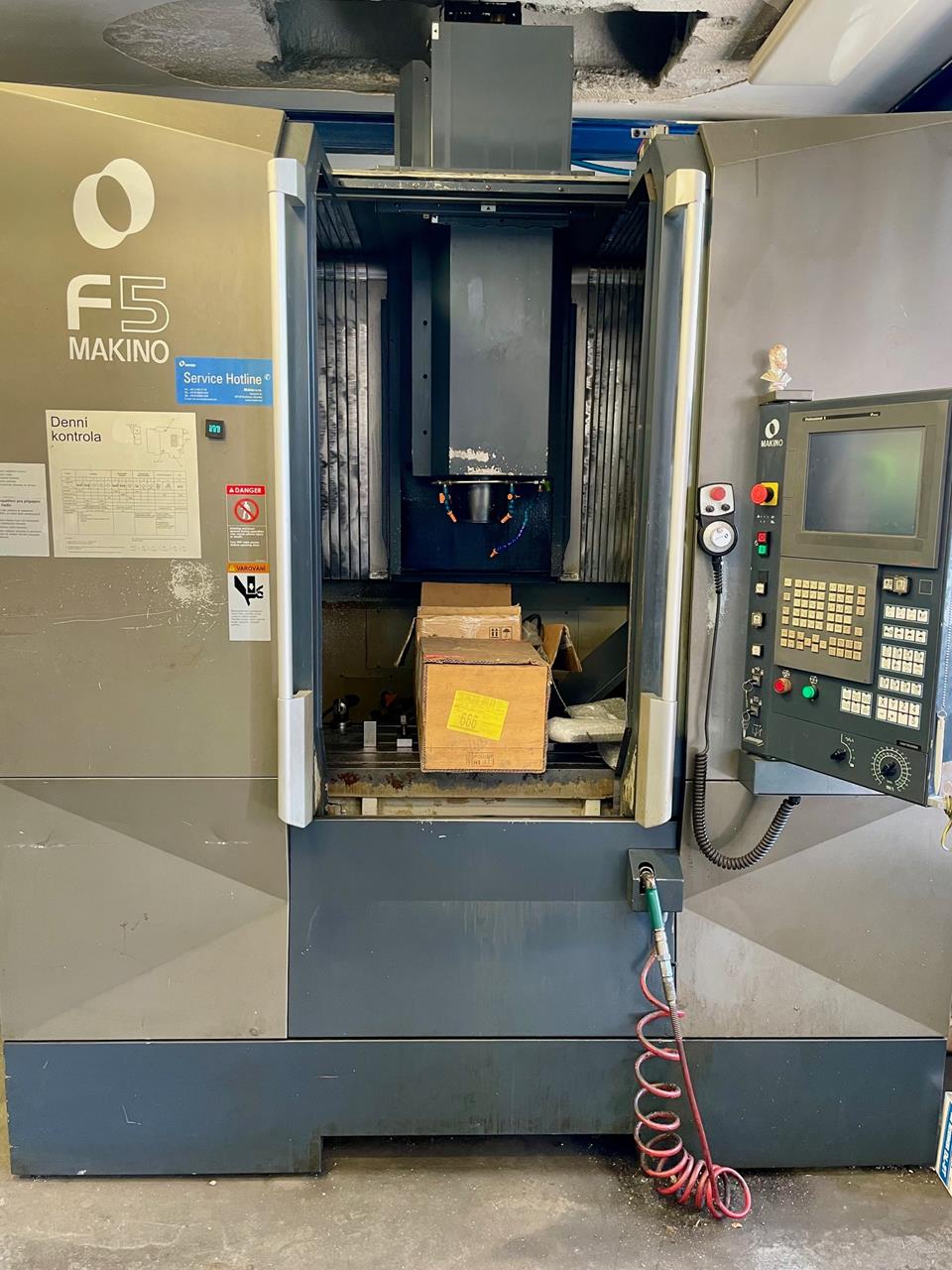 Centre d'usinage vertical MAKINO F5