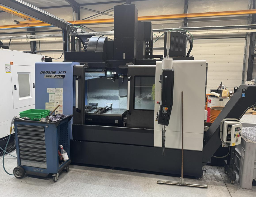 Centre d'usinage vertical DOOSAN DNM5700 d'occasion