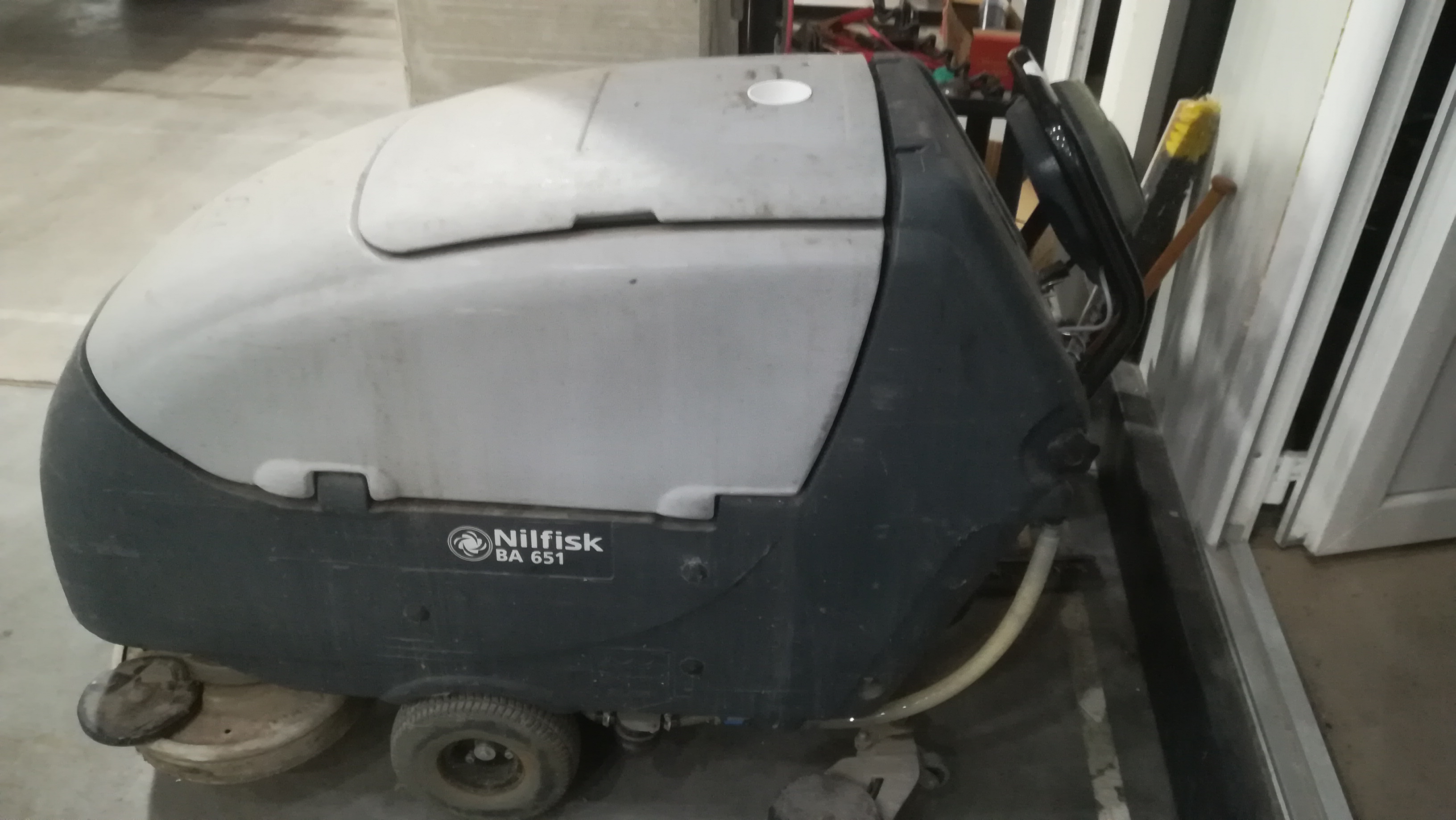 Nilfisk BA 651 Nettoyeur de sol, à batterie, automoteur
