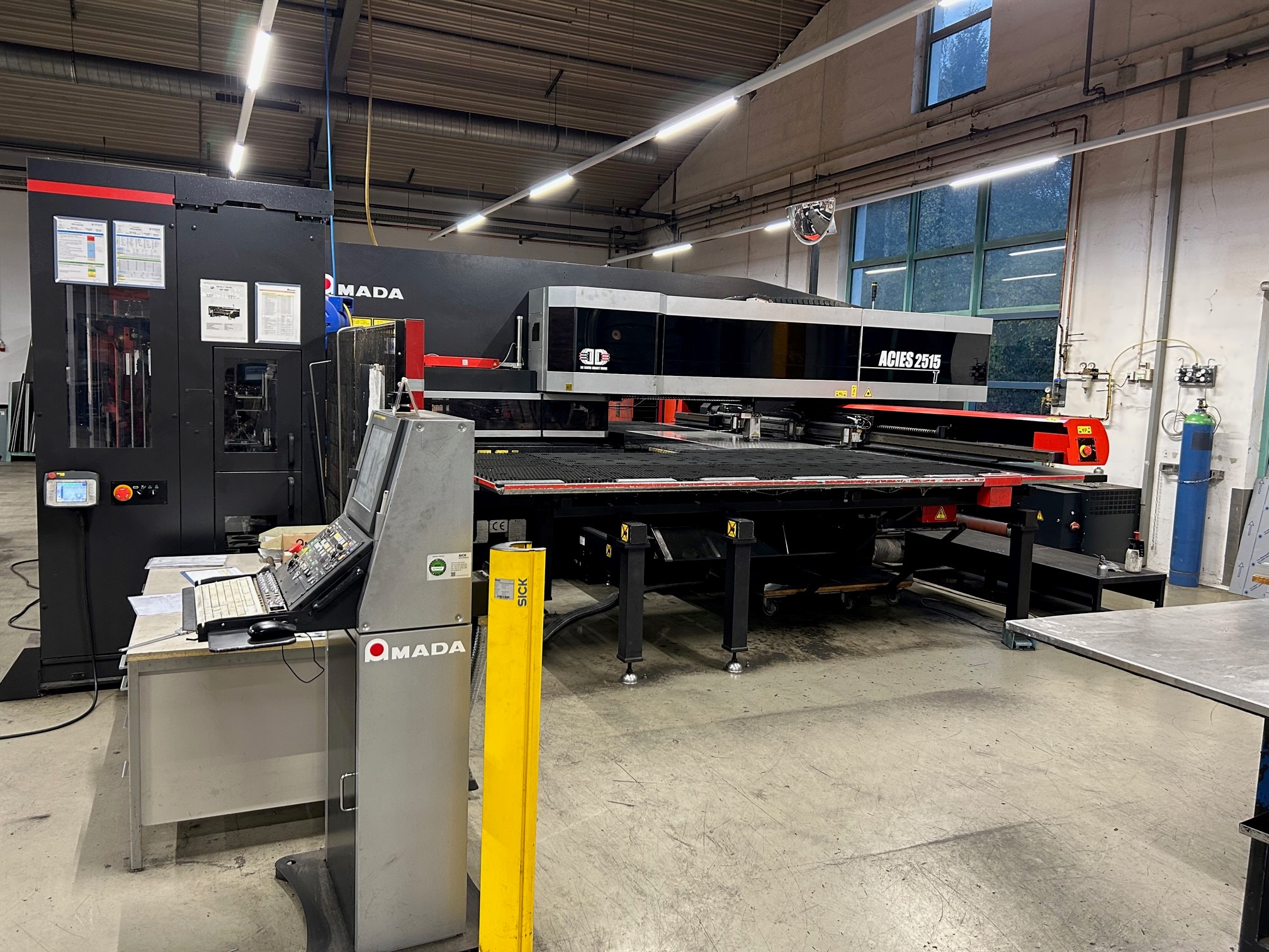 Poinçonneuse à cnc AMADA ACIES 2515T