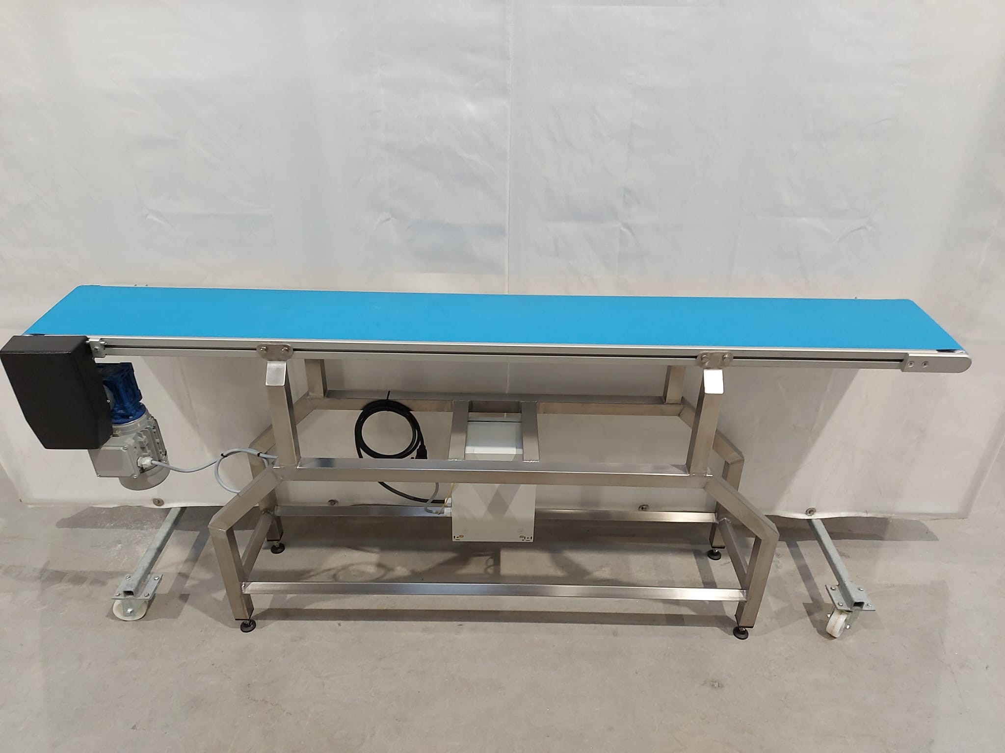 Convoyeur inox avec VLT - 2000 mm / bande 240 mm - 15,9 m/min