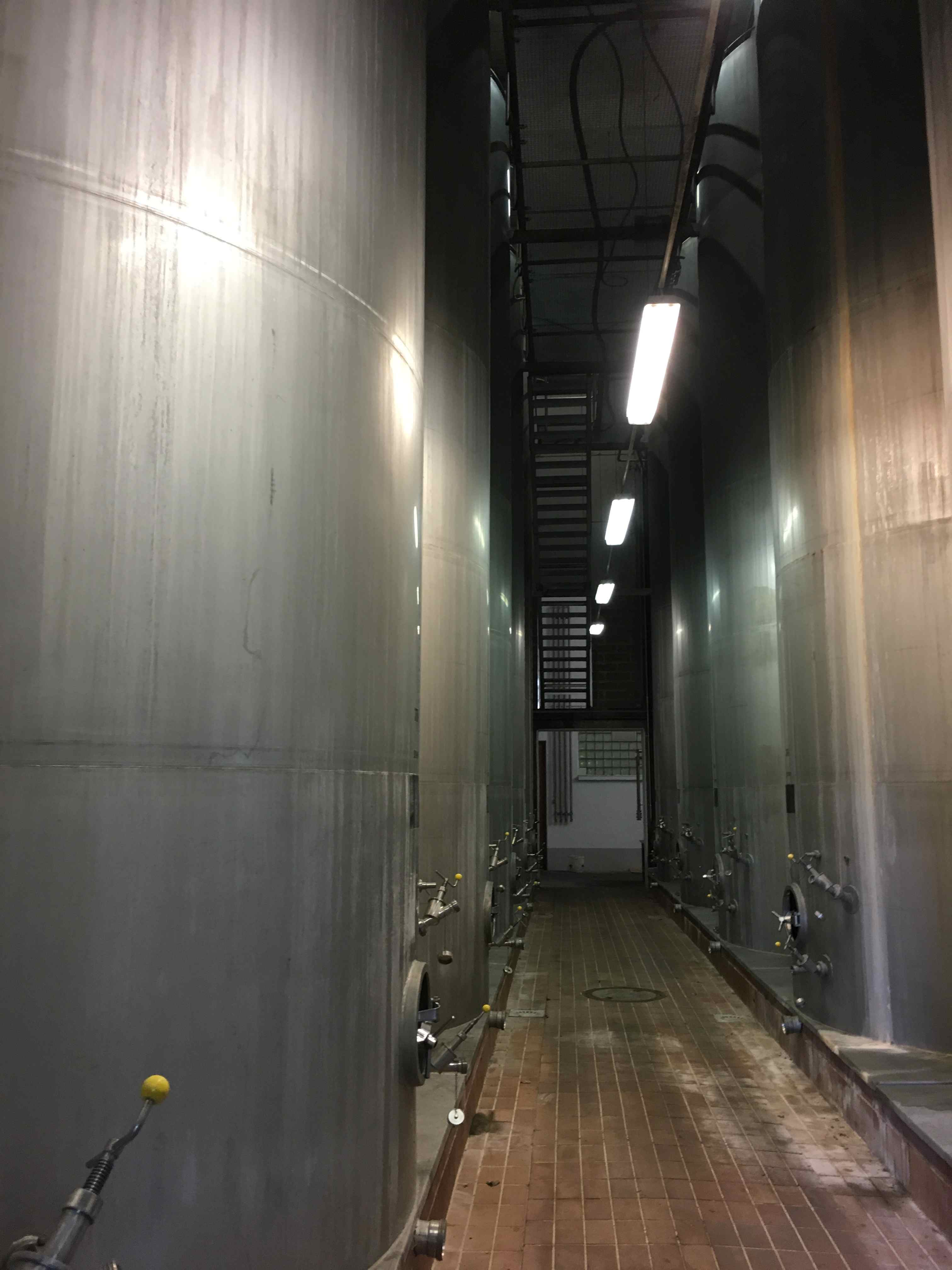 Machine pour la production de vin, bière ou alcool u. 90,000 liter storage tank