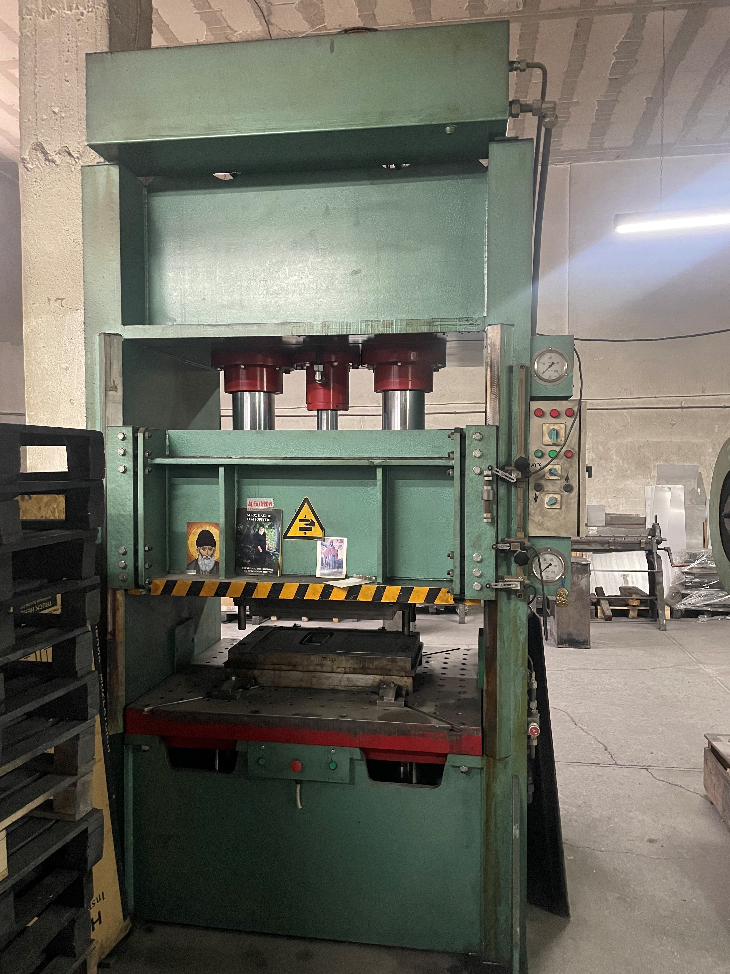 Presse hydraulique Viome 140 Tons Faible nombre d'heures