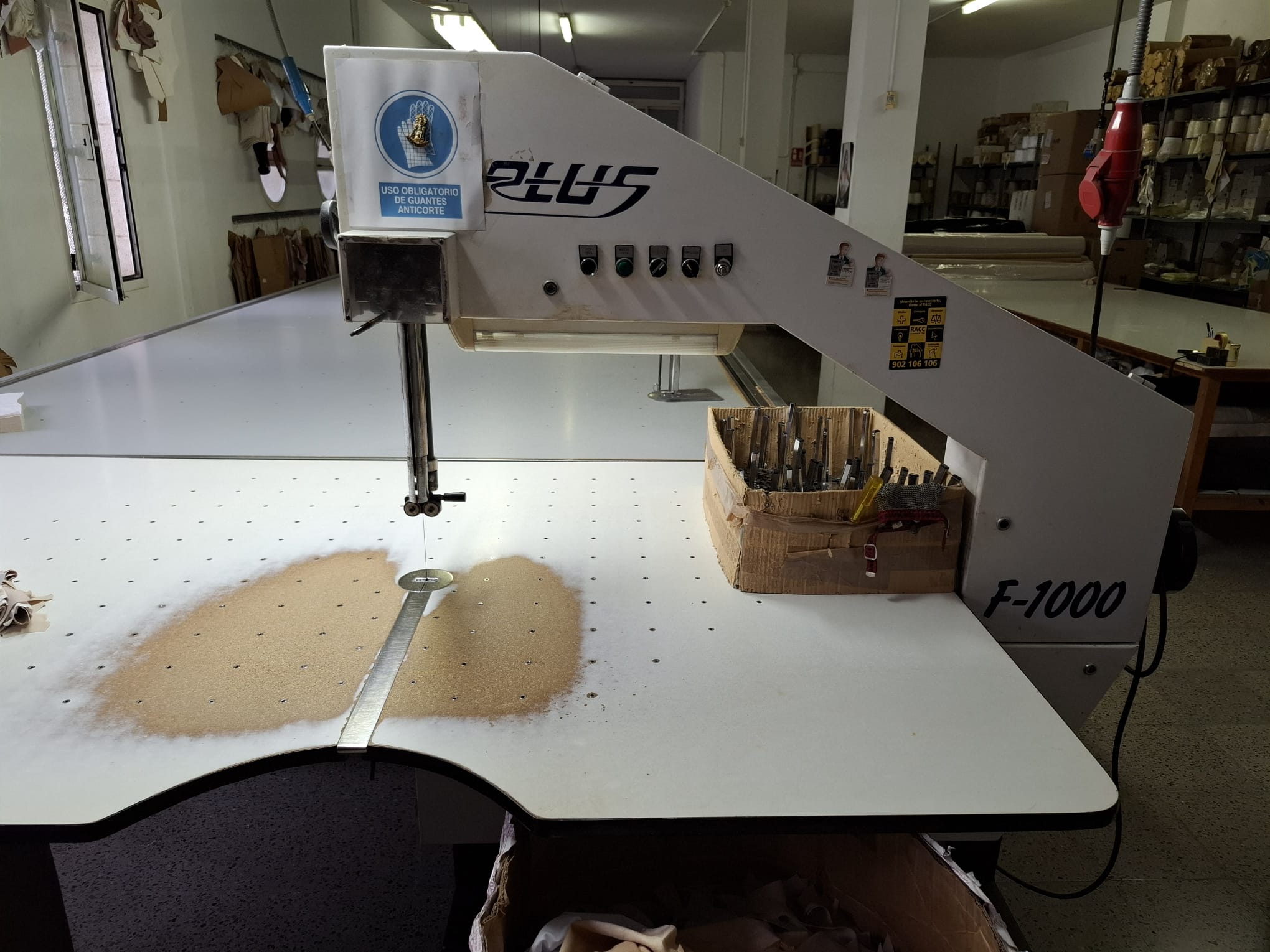 Étal Autex + table de découpe et scie à ruban