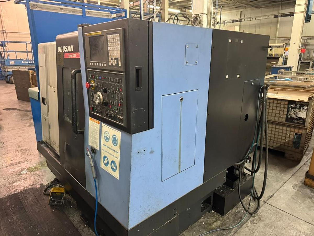 Tour cnc avec outils fixes DOOSAN LYNX 220B d'occasion