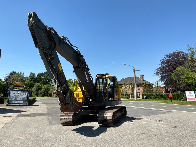 Machine de tôlerie Volvo ECR 235 DL