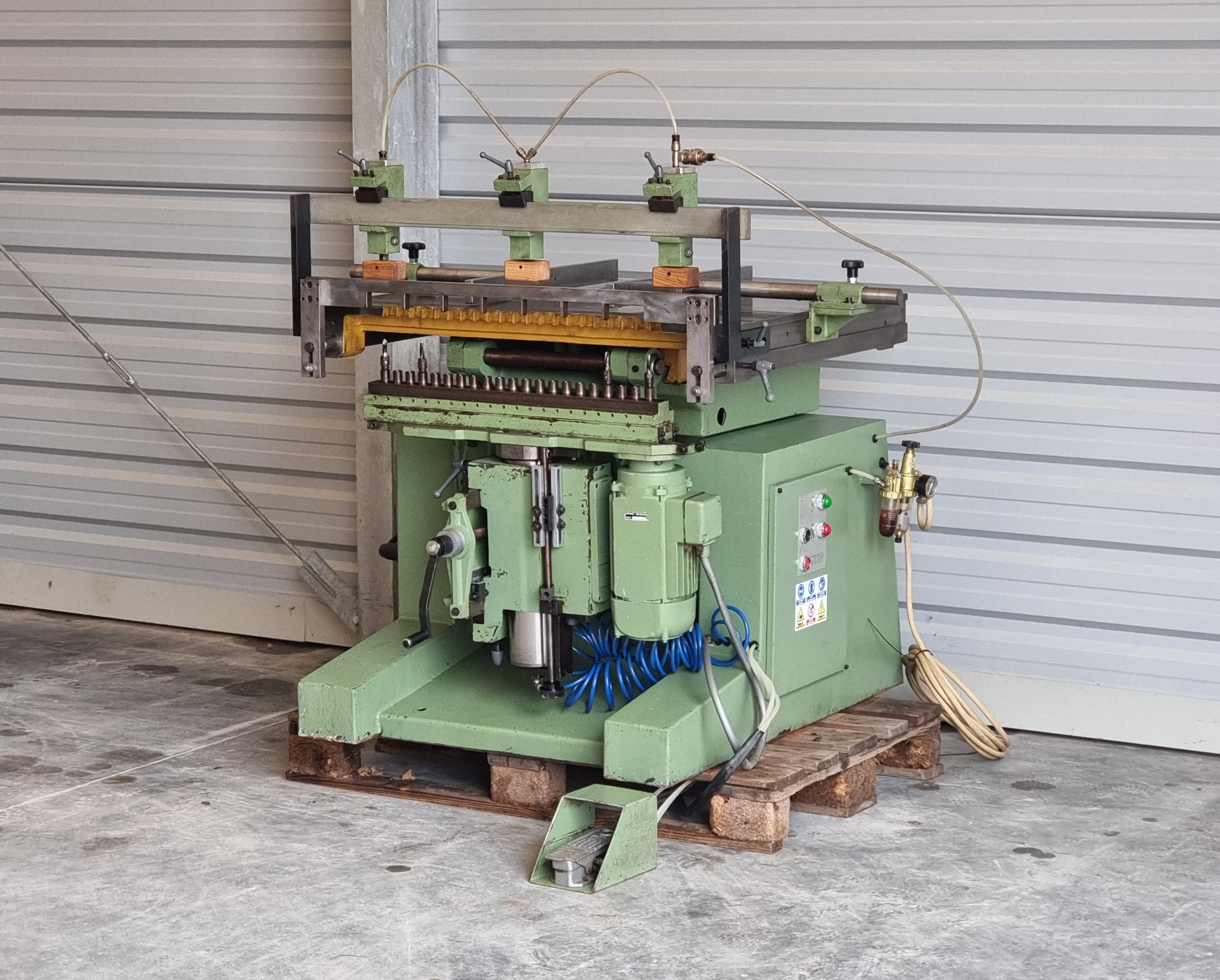 Machine de perçage et d’insertion de tourillons VITAP 21