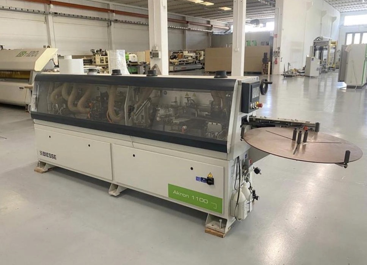 Plaqueuse de chants Biesse Akron 1130J Seulement 42 mille mètres ! Prix net ! Faible nombre d'heures
