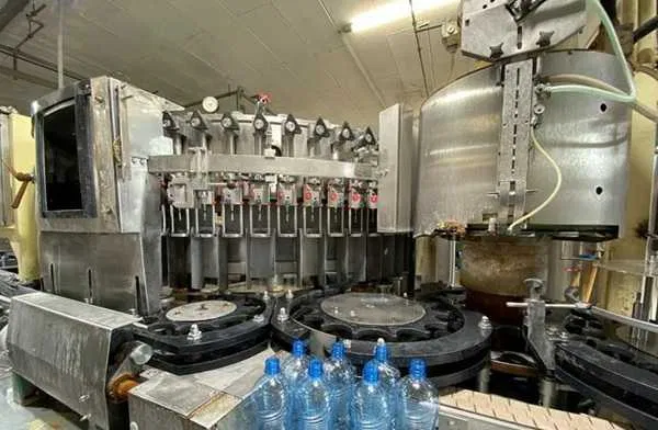 Ligne de remplissage de bouteilles en PET et en verre avec bouchons et bouchons