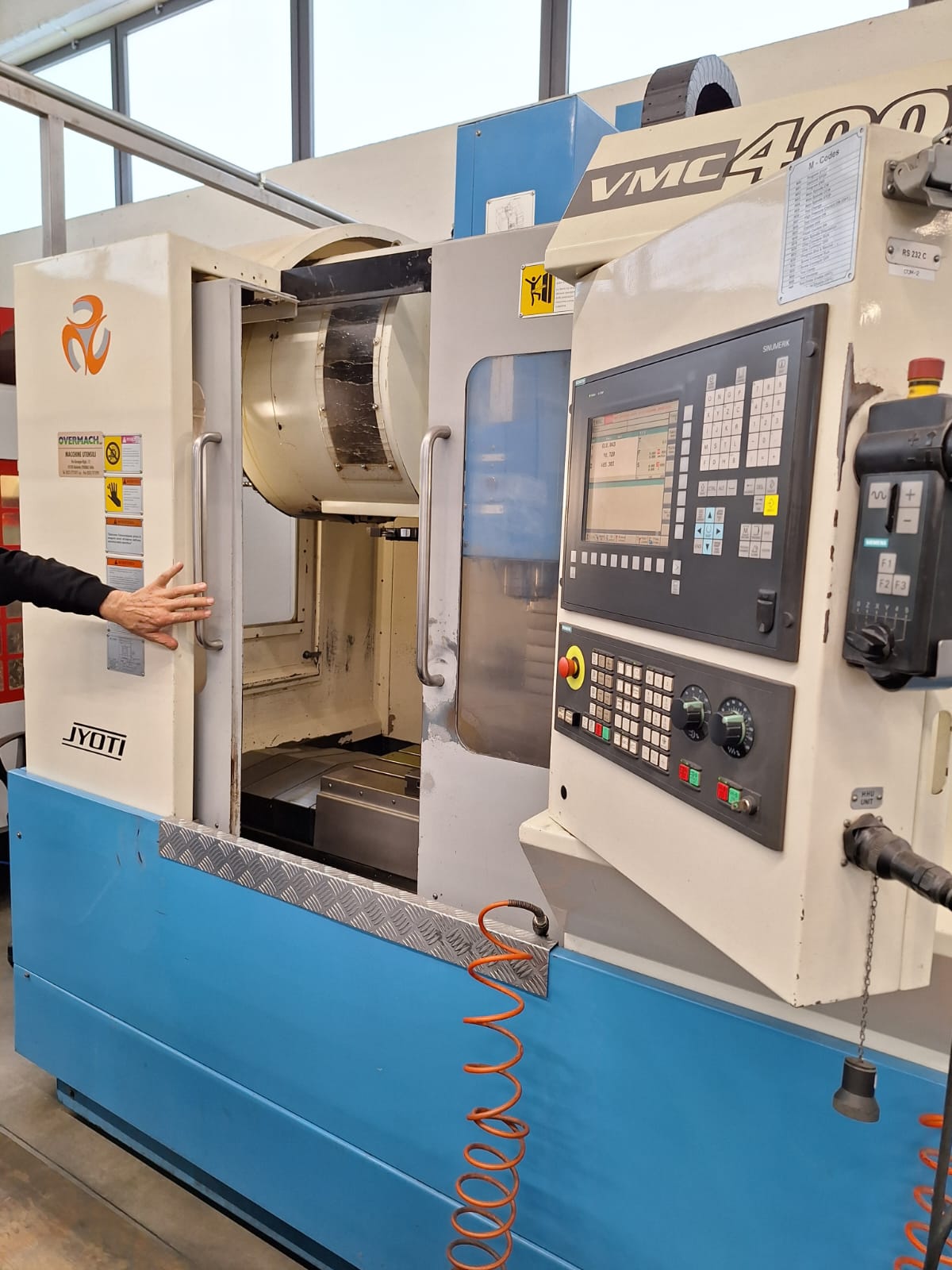 Centre d'usinage vertical JYOTI VMC 400V d'occasion