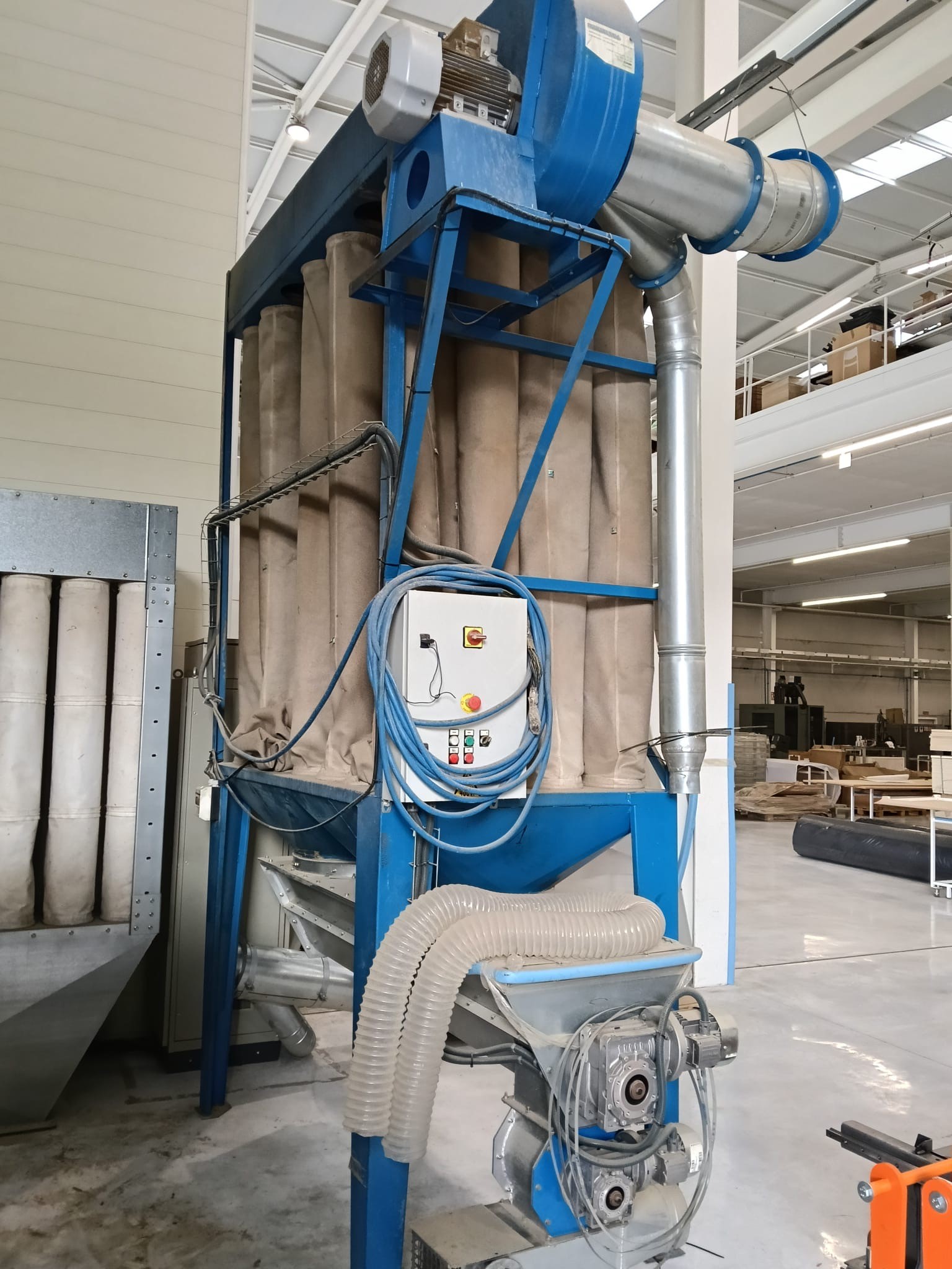 Système complet d'aspiration industrielle comprenant 2 filtres à manches et des ventilateurs