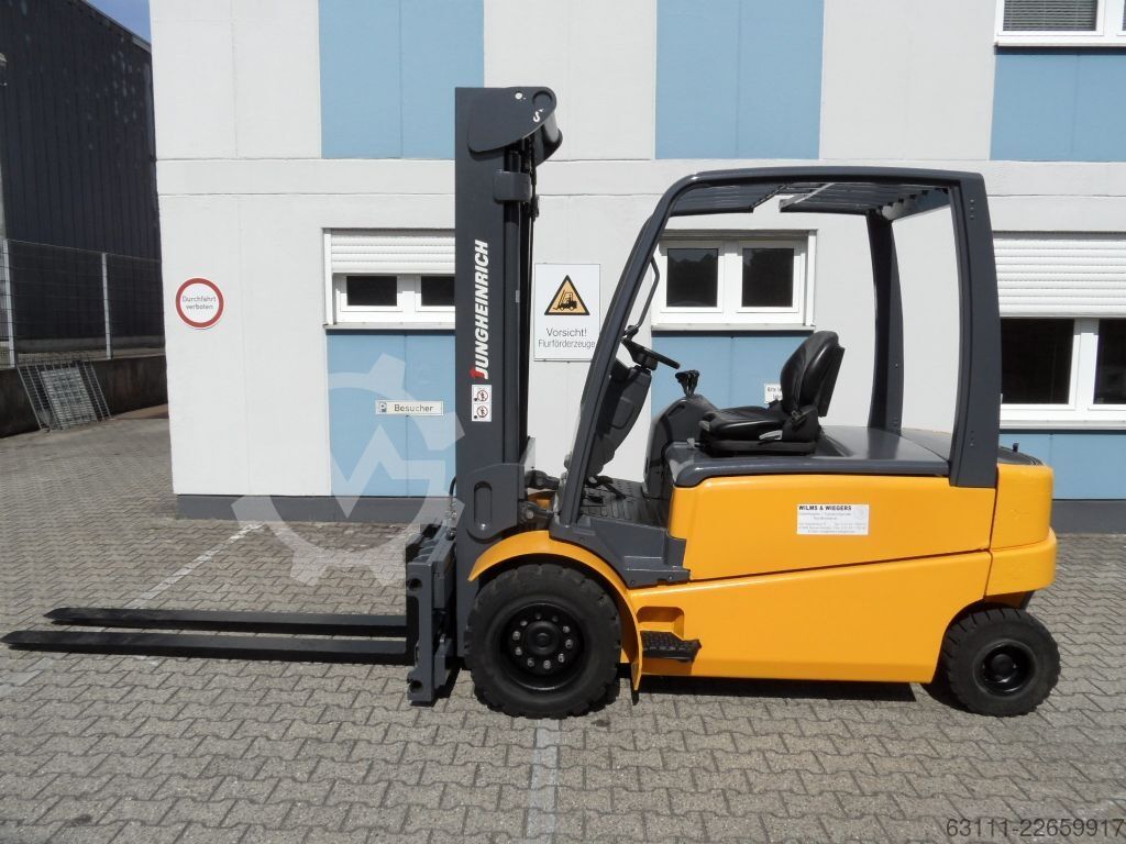 Electric 4-wheel forklift Jungheinrich EFG 550 - Zinkenverstellgerät mit 2000 mm Gabeln