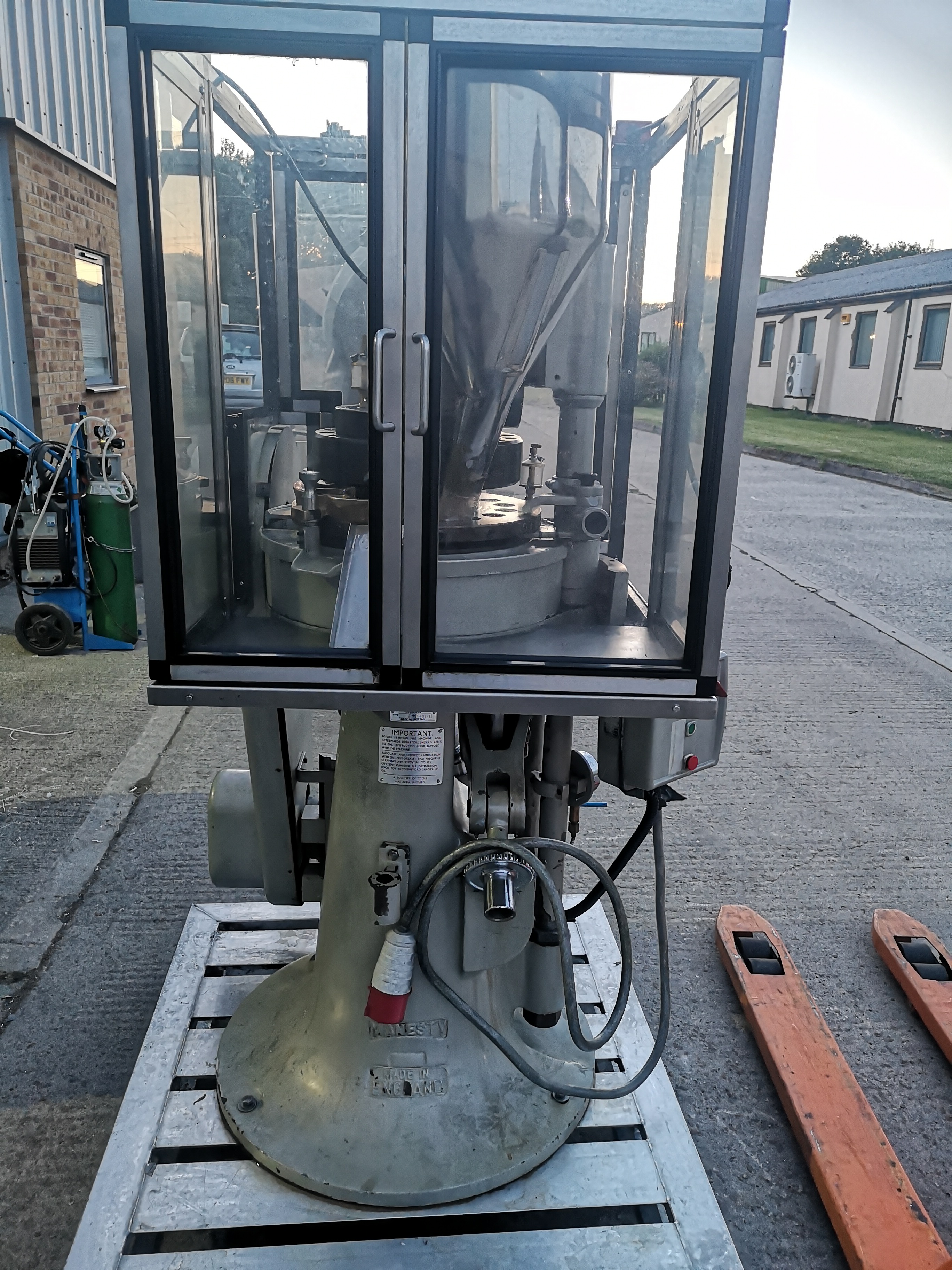 Presse à comprimés rotative Manesty D3B