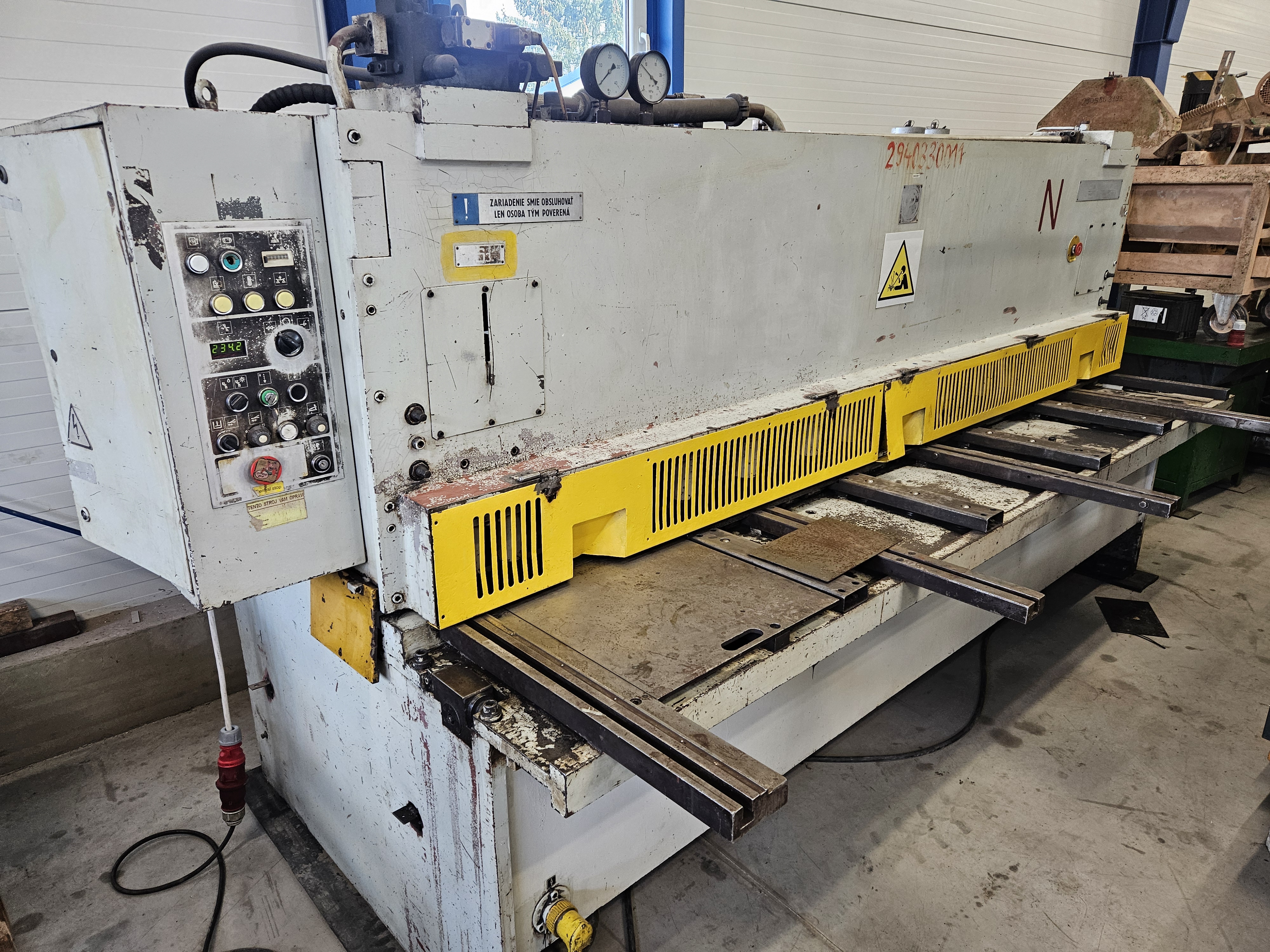 Cisaille guillotine hydraulique Strojarne Piesok CNTA 3150/6,3
