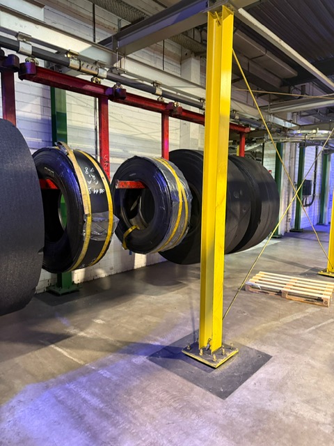 Système monorail avec supports pour pneus, y compris cabine de pulvérisation
