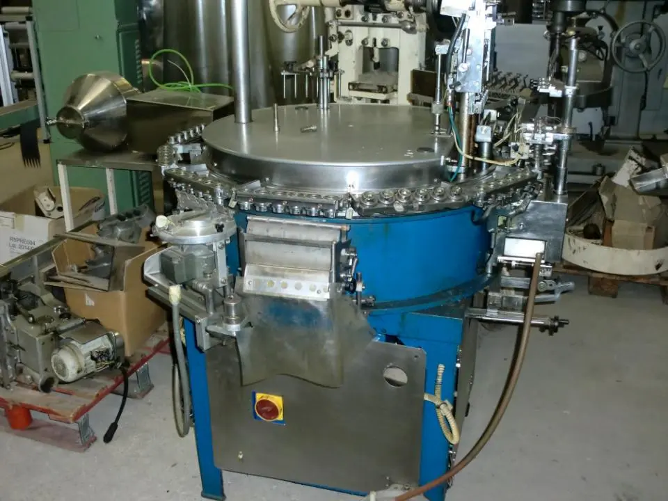 MACHINE DE REMPLISSAGE ET DE FERMETURE D'AMPOULES MARZOCCHI L4 D'OCCASION