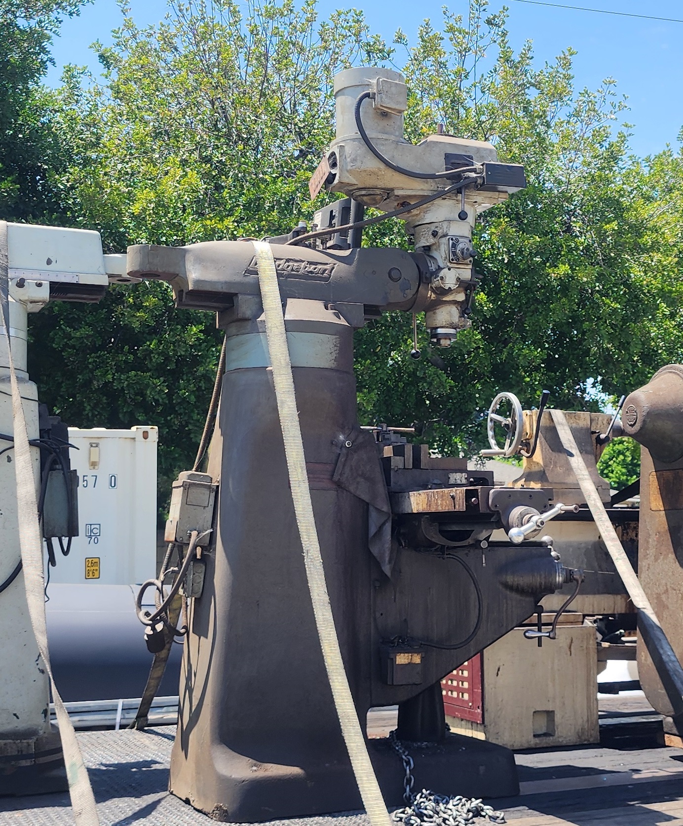 Fraiseuse universelle Bridgeport and Acra Vertical Knee Mill with Acra Head