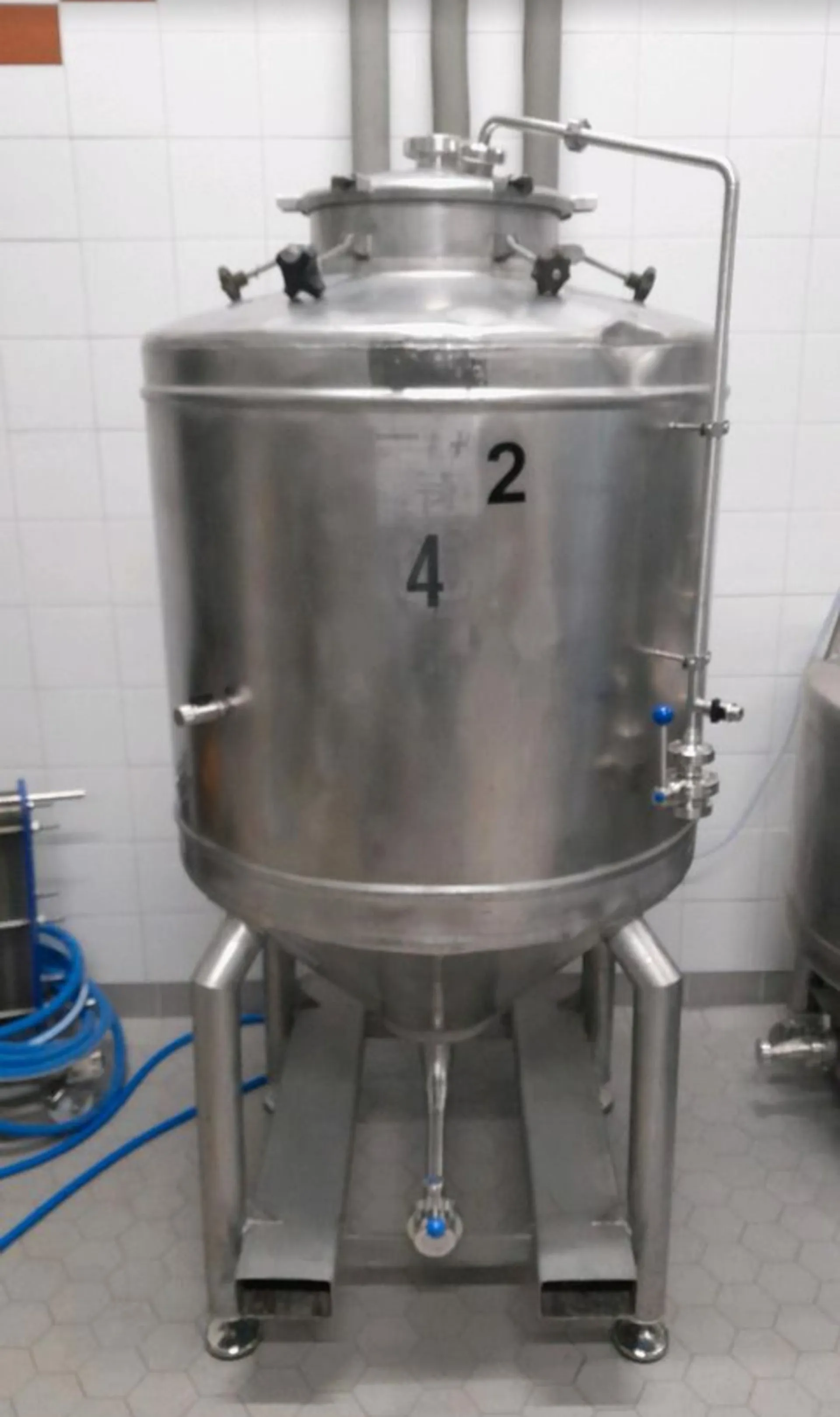 Cuve sous pression / cuve de stockage / cuve à bière de 750 litres, pression de 1 bar, de forme ronde, en acier inoxydable V2A