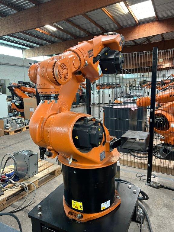 Robot industriel Kuka KR30-3 nouvellement peint et 15000 heures de travail