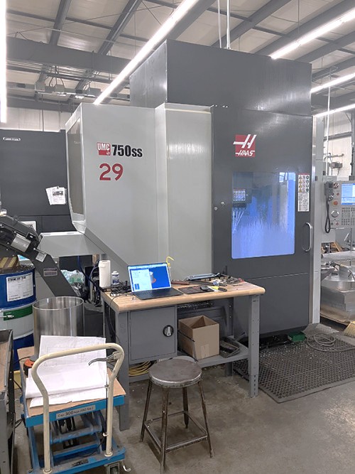 Haas UMC-750SS 2018 avec sondage, liquide de refroidissement à travers la broche, 15 000 tr/min, 40 changeurs d'outils automatiques, convoyeur à copeaux, moins de 7 400 heures d'usinage