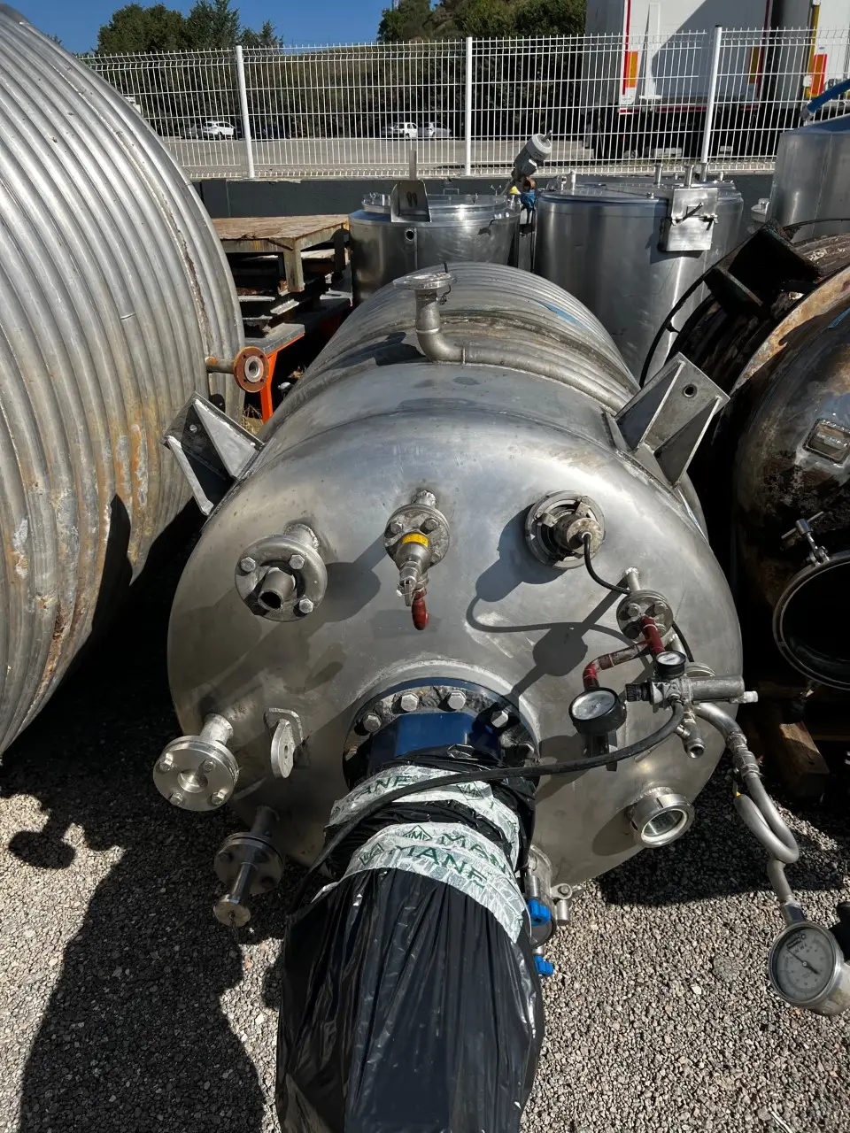 RÉACTEUR INOX 3000 LITRES D'OCCASION AVEC AGITATION ET DEMI TIGE