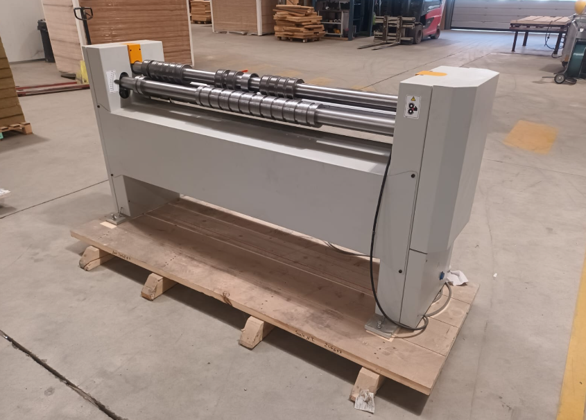 Calandre motorisée spécifique pour l'industrie des conduits d'air, réglable en largeur, avec rouleaux et table pour profil Pittsburgh - RAS Électr. VENTIROUNDER 40.91.