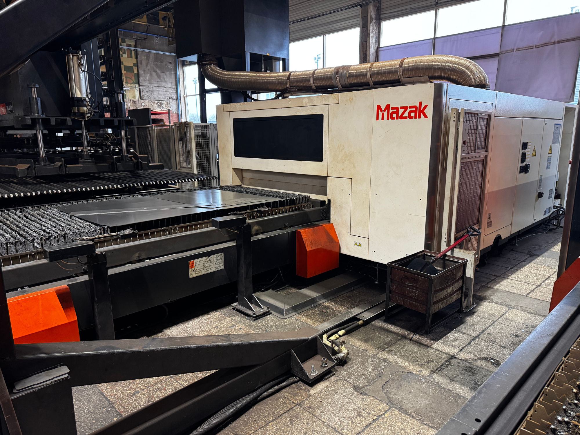 Machine de découpe laser Mazak OPT IPLEX 3015 Fiber Il