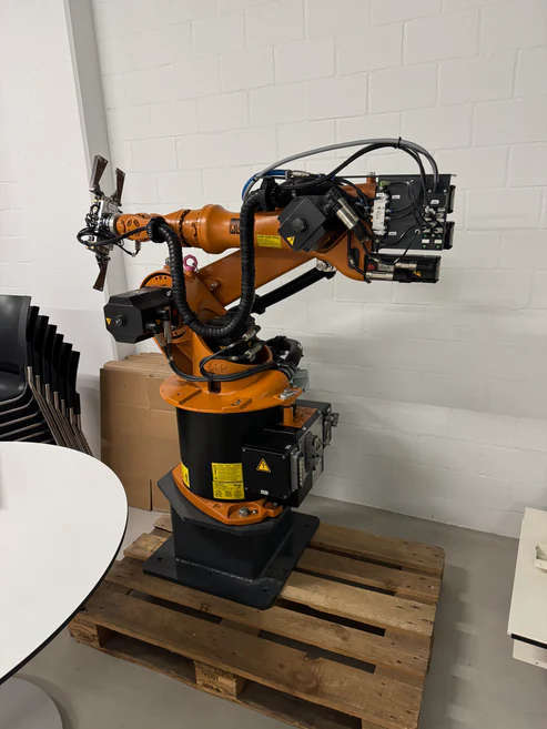 Robot industriel KUKA KR 16